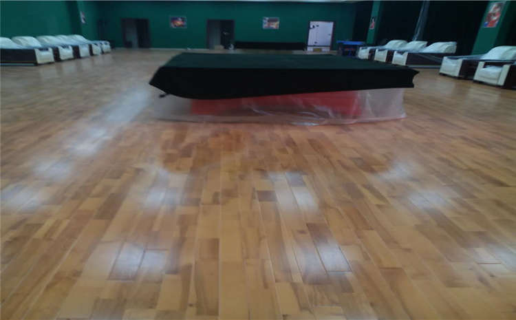 五角楓體育木地板生產(chǎn)廠家