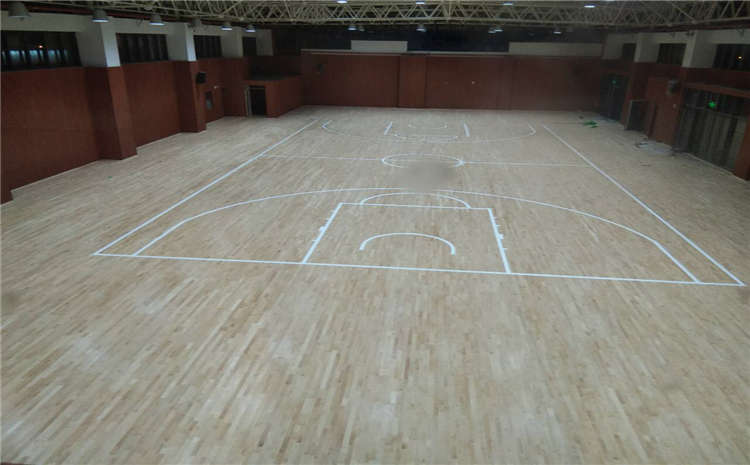 江蘇泰州室內(nèi)籃球館楓樺木A級(jí)面板
