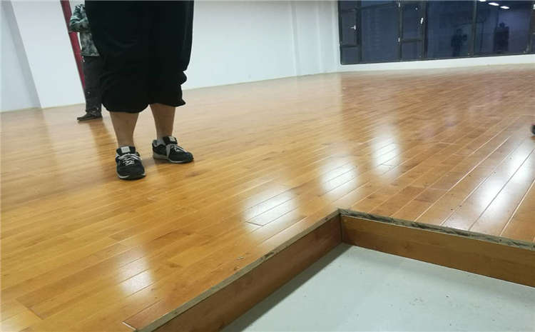 學(xué)校羽毛球館木地板多少錢一平米？